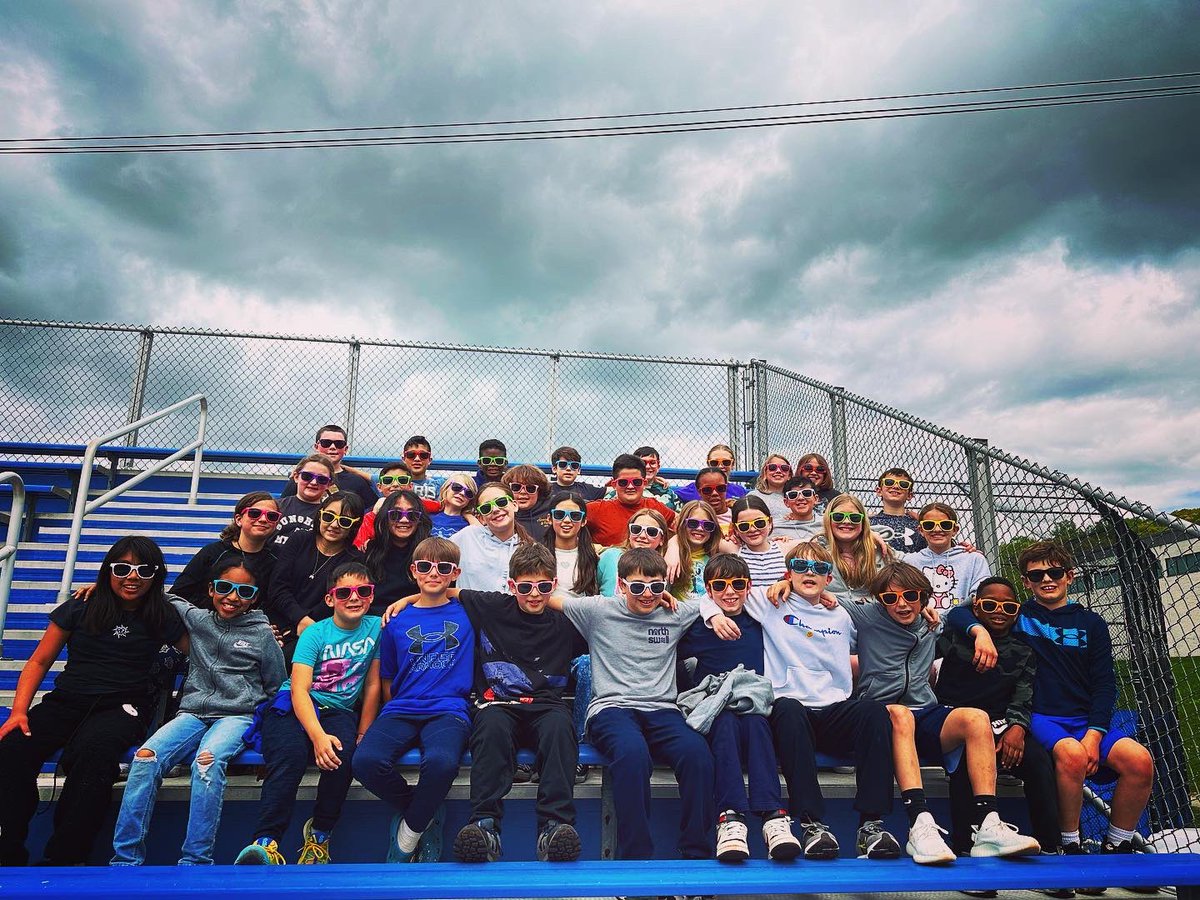 laurensoprano1's tweet photo. Even on a cloudy day, these kids are so bright that they needed some cool new shades! Happy Friday! 😎⛅️💙🤍#pvmsPRIDE https://t.co/JH8OKikr1P