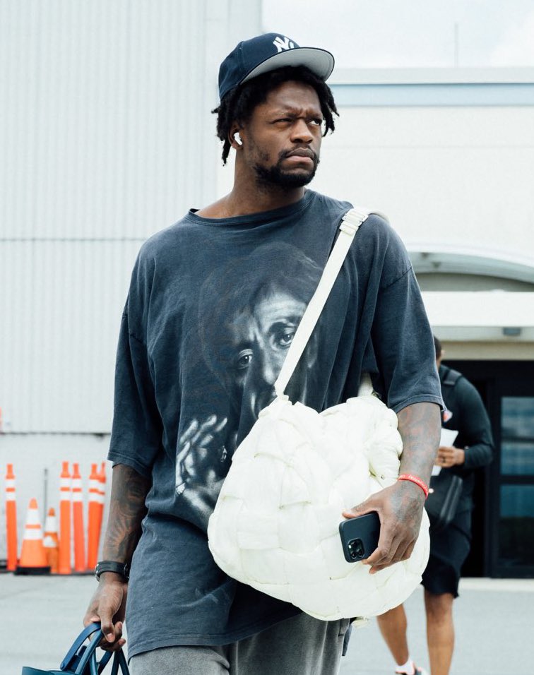 mo77985514's tweet photo. Julius Randle wearing a Scarface shirt as the team heads to Miami 👀🔥 https://t.co/DoNMm6mEI4
