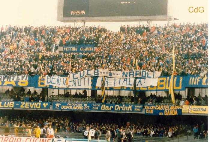"Nos recibieron con una pancarta que me ayudó a entender de inmediato que la batalla que enfrenta Napoli no era sólo de fútbol. "Bienvenidos a Italia" decía la bandera. Era el norte contra el sur, los racistas contra los pobres".

Algo más que fútbol
El Diego siempre lo entendió