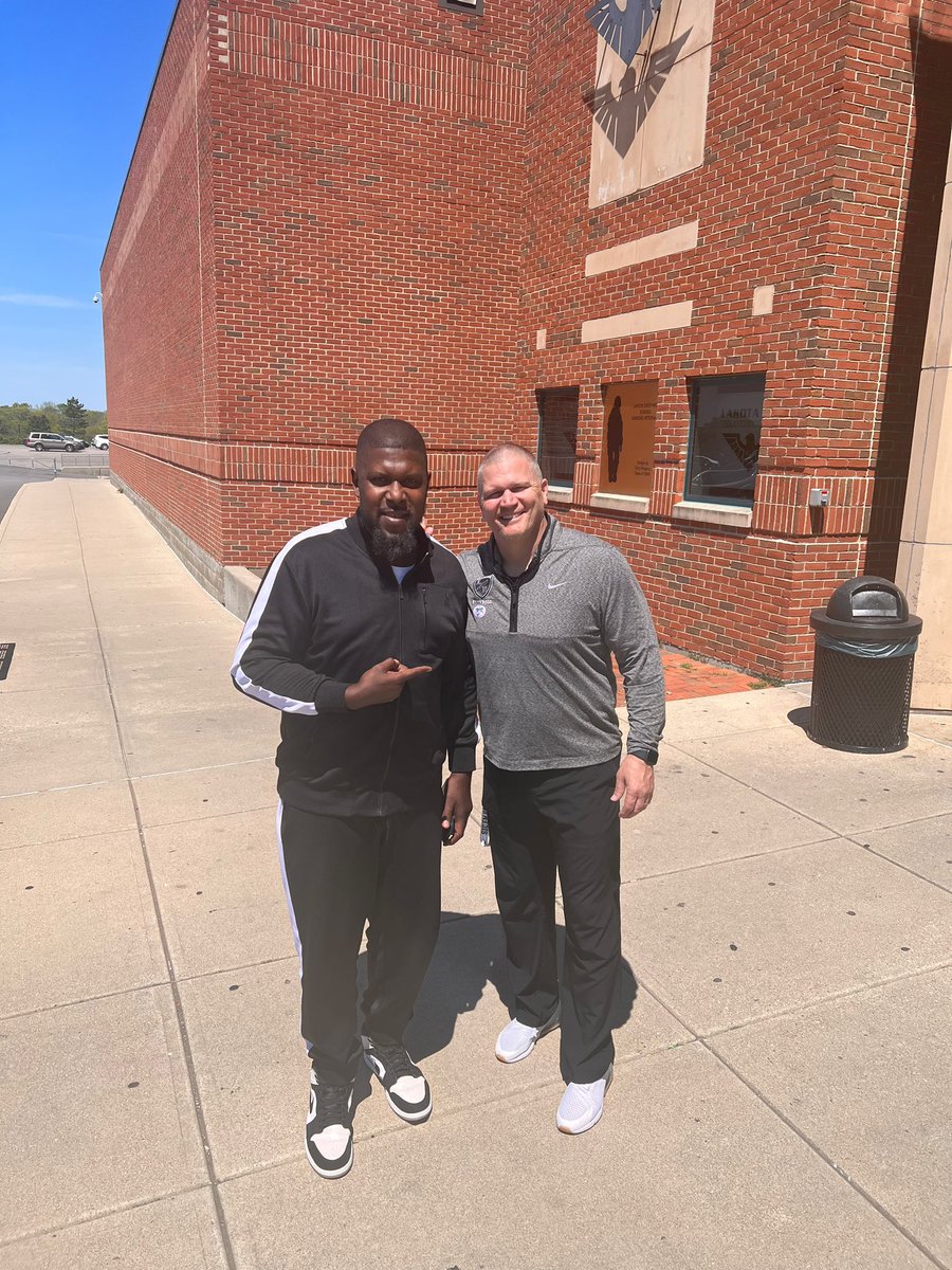 BigWillie7179's tweet photo. 1 of my favorite teammates of all time. If you did a poll of best teammates on every team he’s played on probably be top 3 on every team! This is a real good dude! A leader! #JohnKitna 1 of my QBs. Working on having our camp at his Highschool. #WillieAndersonLinemanAcademy https://t.co/adrVAKGzTS