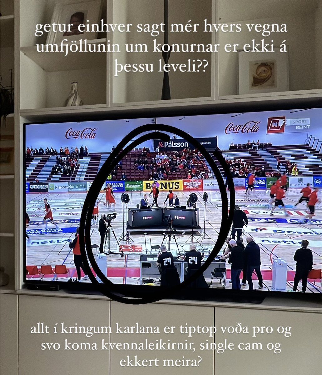 Ég skil þetta ekki. 
Íþróttakonur leggja svo hart að sér en samt þurfum við alltaf að berjast fyrir jafnræði í umfjöllun. Hjá kk eru td. tveir að lýsa, viðtöl í hálfleik og ítarleg greining fyrir/eftir leik. Ekkert af þessu hjá kvk. Standard takk <a href="/St2Sport/">Stöð 2 Sport</a>