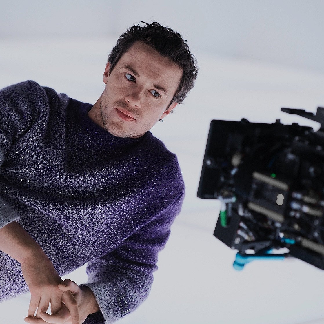 josephqthinkerr's tweet image. loving to see joseph quinn in his supermodel era !! 🪻☁️