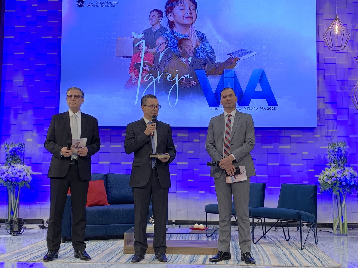 Abertura de mais uma edição da Comissão Diretiva Plenária da Igreja Adventista do Sétimo Dia na América do Sul. Liderança reunida para orar, fortalecer a identidade bíblica e planejar novas maneiras de pregar a mensagem bíblica a muitas pessoas.
