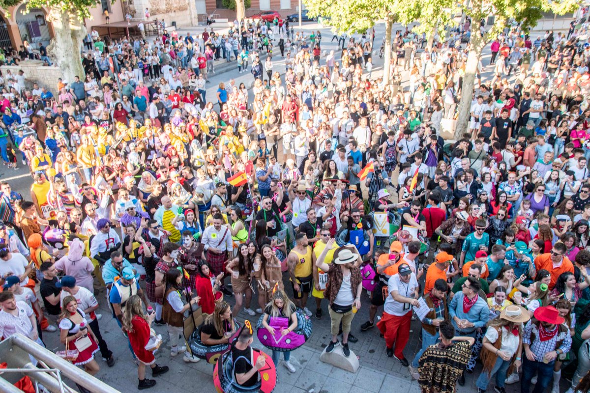 📸 PREGÓN Y DESFILE DE CARROZAS

Ayer arrancaron nuestras Fiestas Patronales en nuestra Plaza Mayor con el pregón de <a href="/CacheroIvan/">Ivan Cachero🤴🏿💎</a>, que dio por comenzados oficialmente los días grandes con el chupinazo, acompañado por <a href="/Rafa_Esteban_/">Rafa Esteban</a>, <a href="/GarciaTorijano/">Bárbara García Torijano</a>, José Luis Vega y <a href="/eroblesg1972/">Eusebio Robles (Use)</a>