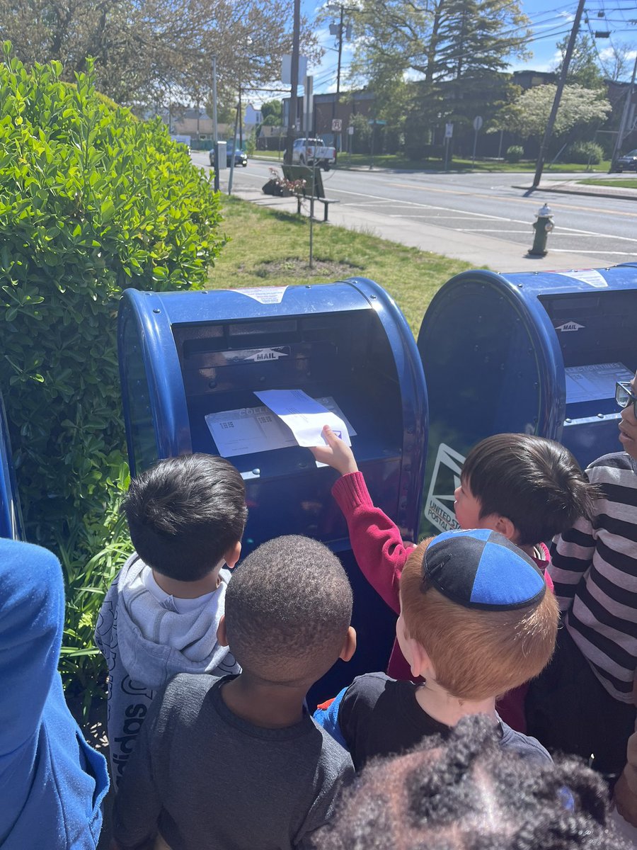 Thank you to the WH post office for letting us see some community helpers in action! 📝✉️ we can’t wait for our surprise letter to get to its destination! <a href="/jeannine_scully/">Jeannine Scully</a> <a href="/WHChestnut/">WHChestnut</a>