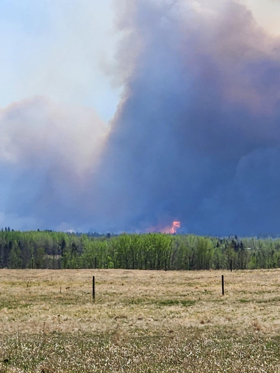 Current view of the wildfire near Entwistle, Alberta.
#abstorm #abfire #wildfire #ABwx  #abroads