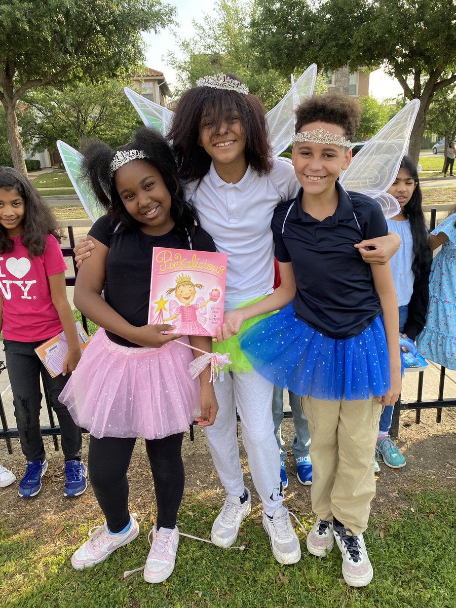 MrsDuranLAV's tweet photo. Book Character Parade fun 🤩 @LAV4thGrade @LaVillitaElem @CFBISD https://t.co/xBTmkGwXfO
