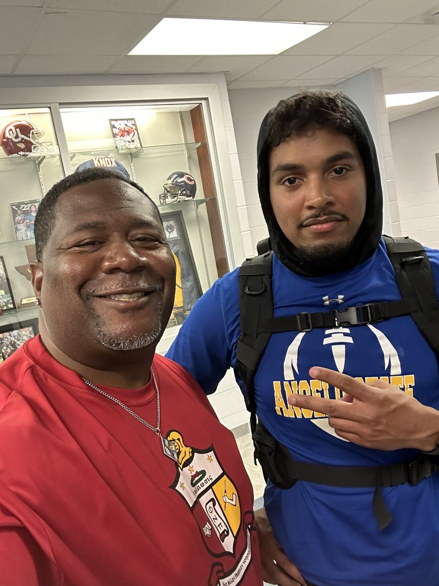djhollywood1911's tweet photo. It was good to see my former QB come by the field house to talk to his old coach. QBing in our DNA. @Gerald_Gardner1 @CHSFalcons_FB #QB4life https://t.co/IwKKysyKJ5
