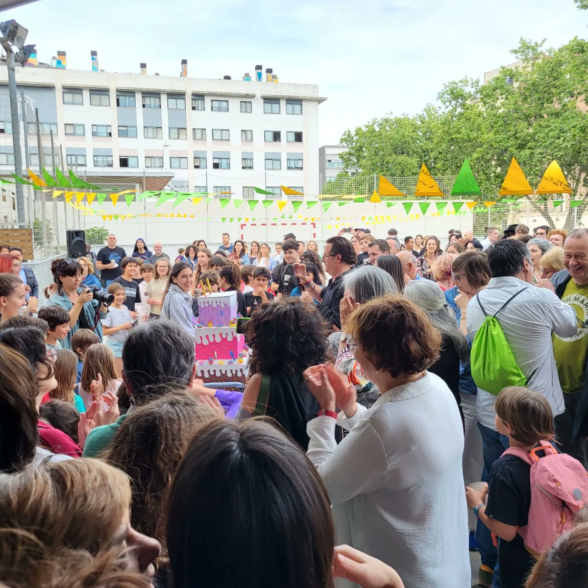 Felicitats, escola i famílies, per aquests 20 anys de treball i lluita des de i per l'escola pública i de qualitat! Avui ho hem sentit en tot moment