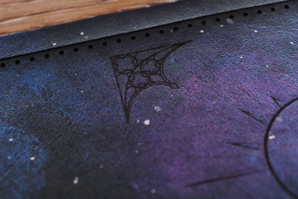 SpeechlessBard's tweet photo. Painted and engraved leather for new custom Caster Compendia (red+gold with The Map and black+galaxy with The Cleric) π
#ttrpg #castercompendium https://t.co/0HpQvRvsle