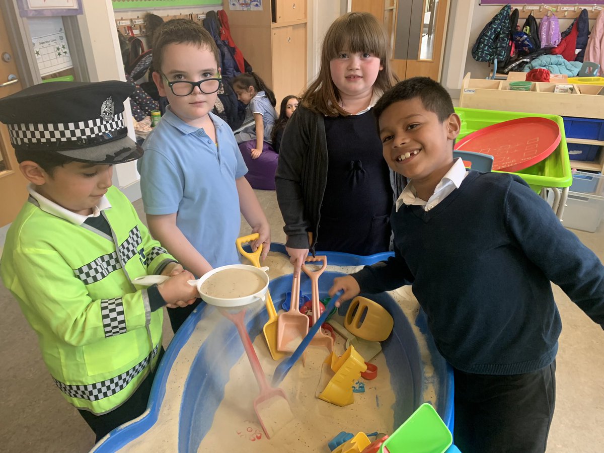 MrsReillyPT's tweet photo. Fun Friday in full swing - parachute games, ball skills, drama and free play to name a few! @RiversideGovan ⭐️🌈🤩 https://t.co/Vdlc2oHngR