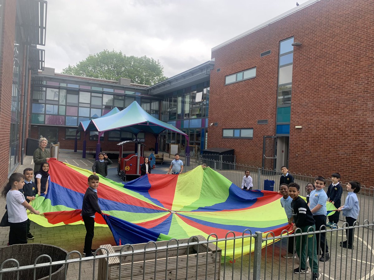 MrsReillyPT's tweet photo. Fun Friday in full swing - parachute games, ball skills, drama and free play to name a few! @RiversideGovan ⭐️🌈🤩 https://t.co/Vdlc2oHngR