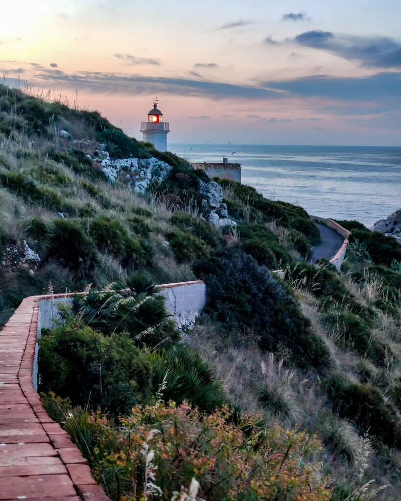 HelloLen's tweet image. An unforgettable sunset on an historical lighthouse.
The view was absolutely stunning, the sound of the waves was so calming, and I loved every second of the walk to the #lighthouse.
#opentomeraviglia #opentomeravigliait #italy #italia #visititaly #sicilia #Sicily #mongerbin…