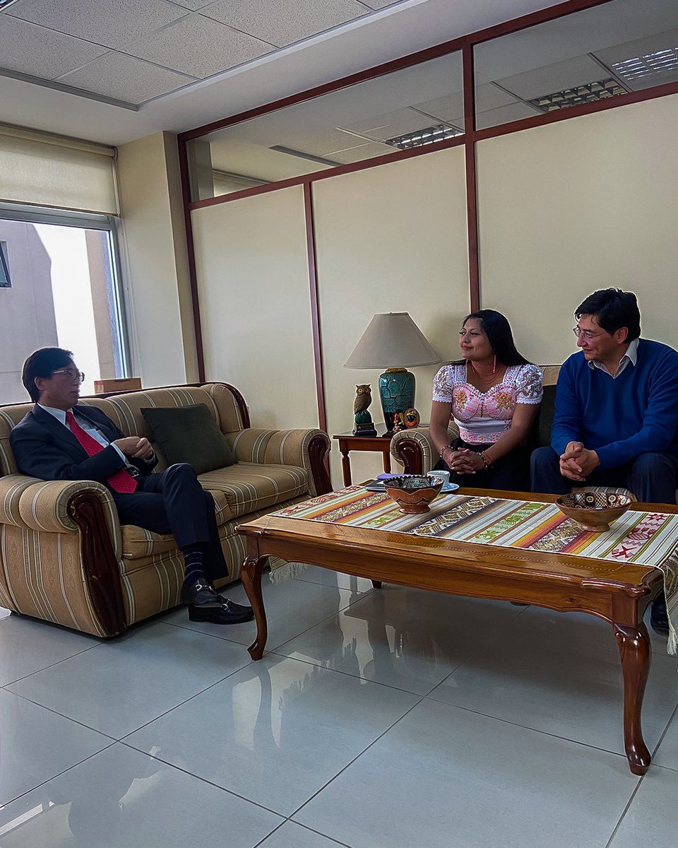 johnvinueza's tweet photo. Reunión con la Representación de Taiwan en Ecuador para seguir formando vinculos de desarrollo para Riobamba ✨ #eljohn #alcaldíaciudadana https://t.co/mja2uV5DRw