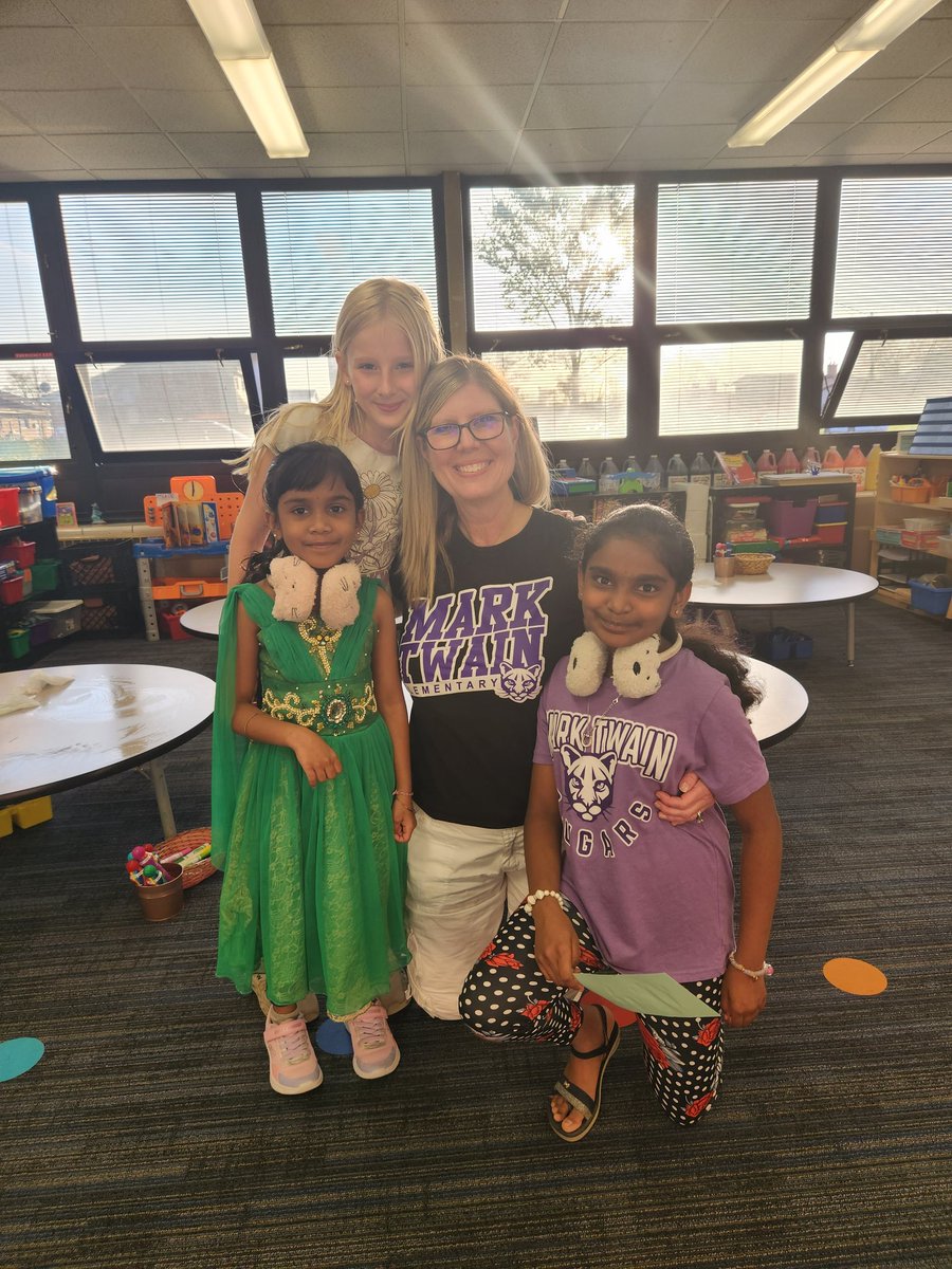 What a marvelous night at Mark Twain's Literacy Night!  My daughter Mia was one happy helper.  Thank you to everyone who was able to attend this amazing evening.