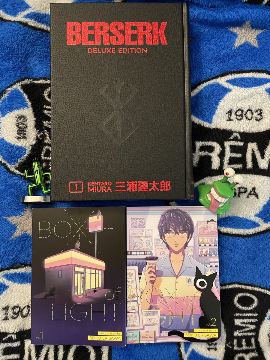 GekkouGear's tweet photo. Finalmente começando a coleção omnibus deluxe de Berserk!! O mangá ficou incrível, parece até q eu tô segurando aquelas bíblias chiques q a gnt vê nos filmes, haha. Tb os dois vols de Box of Light, um dos melhores mangás q eu li nos últimos anos! 📚😍🇧🇷 #BoxofLight #Berserk https://t.co/q3eMIQoLvp