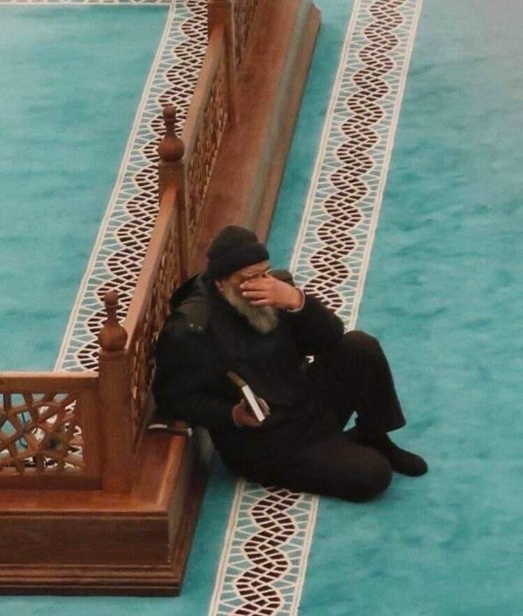 "يا ربّ جِئتُكَ و الأحَمالُ مُرهِقةٌ
أمْشى إليكَ من التقصِيرِ فى خَجل.."🤍