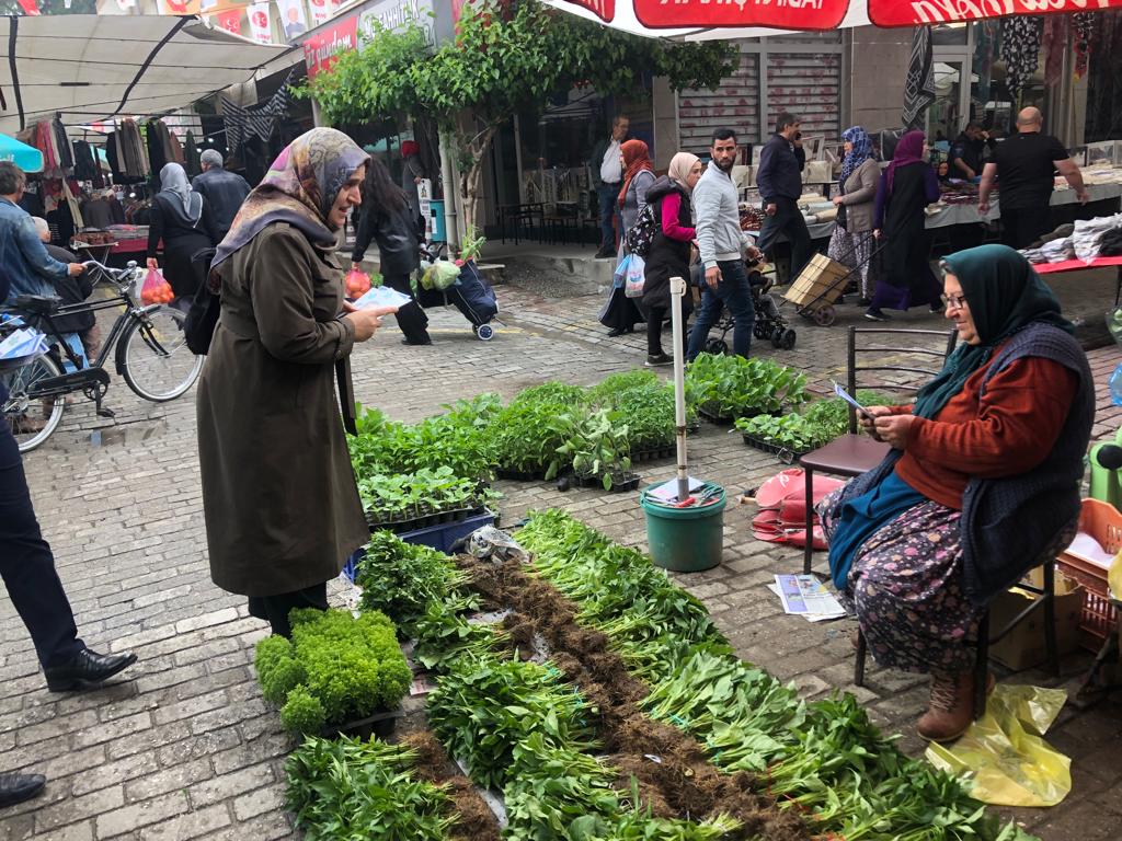 aydinatasfatma's tweet photo. Bugün öğlen saatlerine kadar #Aydın İl Teşkilatımızla #Türkiye'nin yüzde 10 #patates ve #soğan ihtiyacını karşılayan #Acarlar hal esnafını ve #İncirliova Pazarını ziyaret ettik. Millet İttifakı için destek istedik. 
En çok duyduğumuz söz, yetti gari değişim şart!
@Ahmet_Davutoglu https://t.co/cvQELvySAu