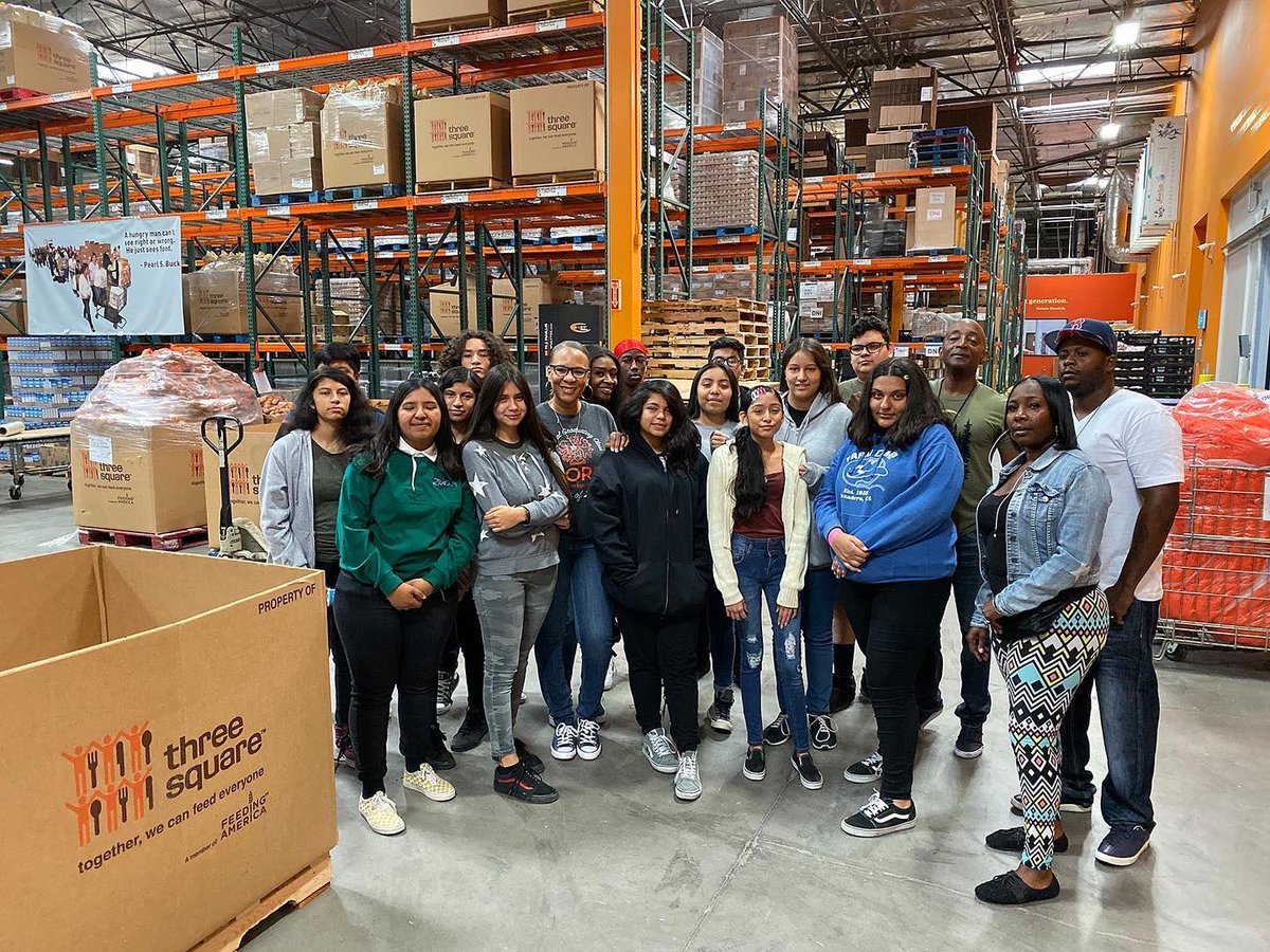 CoreWeCan's tweet photo. #FlashbackFriday to our Scholars making a difference on #WorldHumanitarianDay! 🌍
Remembering the day they volunteered at @threesquarelv, embracing the spirit of community service. Together, we can make a greater impact! 💪💙 https://t.co/yKw23yBlMN
