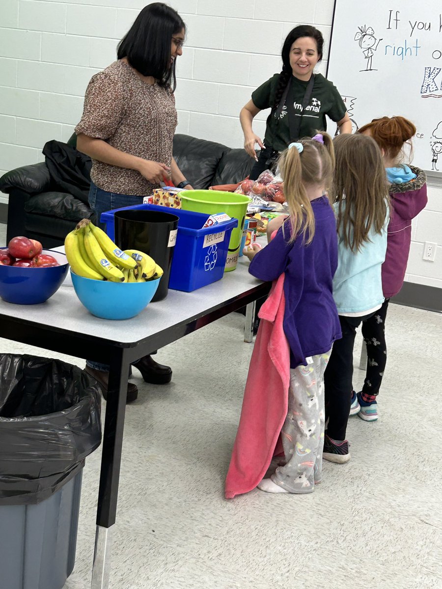 Thank you <a href="/ImperialOil/">Imperial Oil</a> for your interactive activities today! Ss were fully engaged and asking questions that will help to continue our conversations about the beautiful world we live in ❤️🌎 <a href="/qesarnia/">@QESarnia</a>