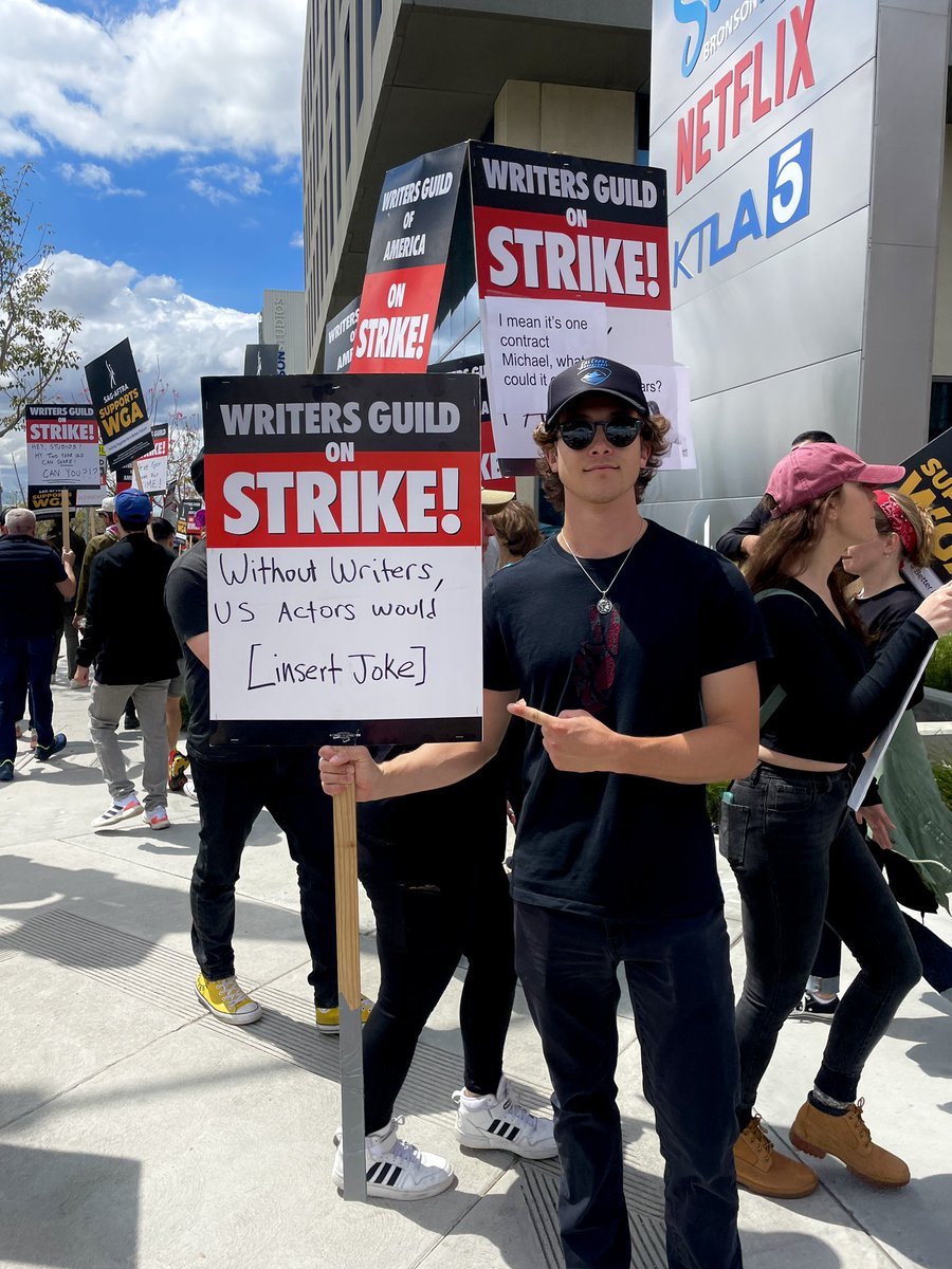 thelukemullen's tweet image. [insert caption]

FAIR CONTRACTS NOW!!! #wga #writerstrike