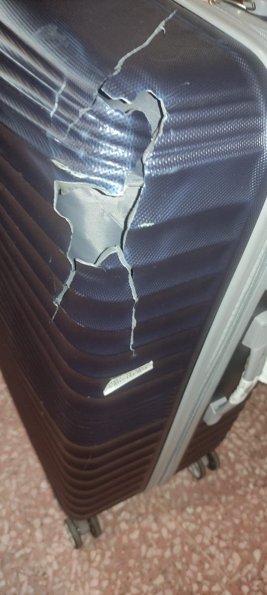 ROJISIMO's tweet photo. Así recibí mi maleta por parte de @VivaAerobus No me dan respuesta para reponermela @Profeco solicito su intervención. https://t.co/0RxMGKbiwz