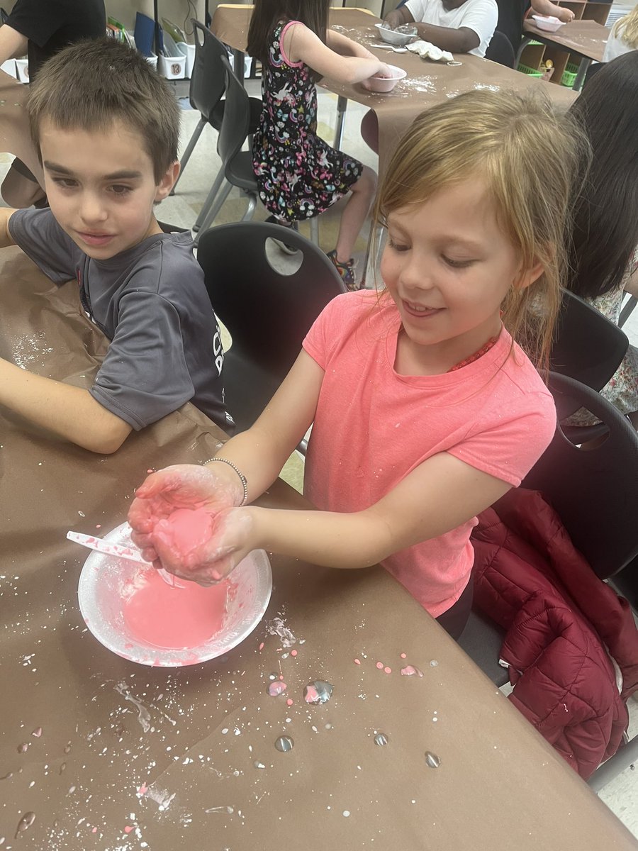 MrsTurnerLES's tweet photo. Zoo Field Trip ✅
Cheez-it Arrays ✅
Made the Non-Newtonian fluid, Oobleck, to wrap up our properties of matter unit ✅
What a busy week!
@lexingtonelemsc https://t.co/CDl66XBItt