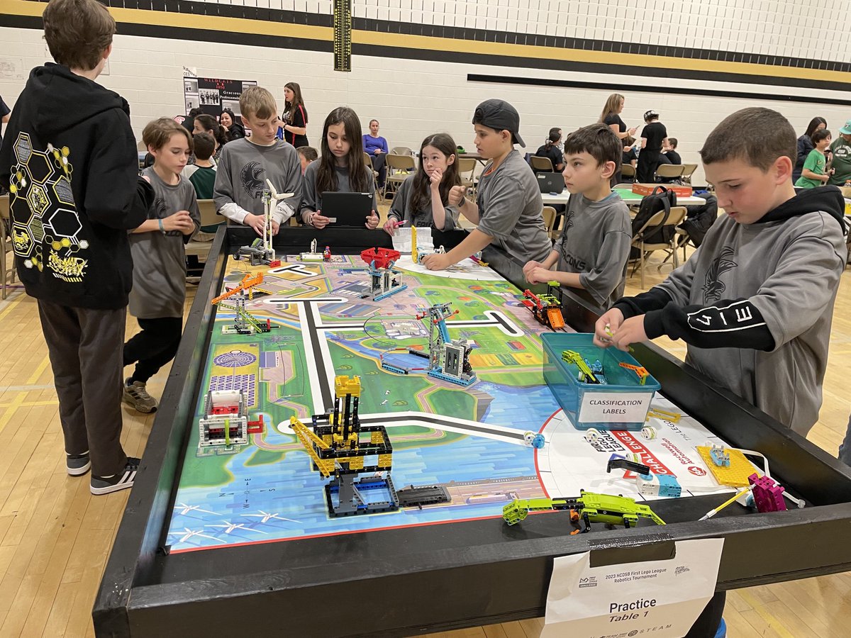 _Dominika_N's tweet photo. Thank you ⁦@HCDSB_StFrancis⁩ teachers for prepping our team and ⁦@hcdsbsteam⁩ for an amazing First Robotics event! Go Lego Robotics!! https://t.co/Hd1nD1wt9r