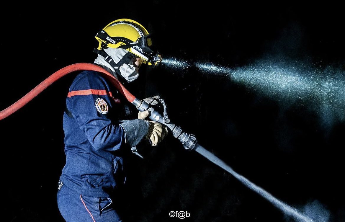 🇫🇷🚒' Jet d'eau et de lumière '
#sapeurpompier                              ————📷comtedecagliostro