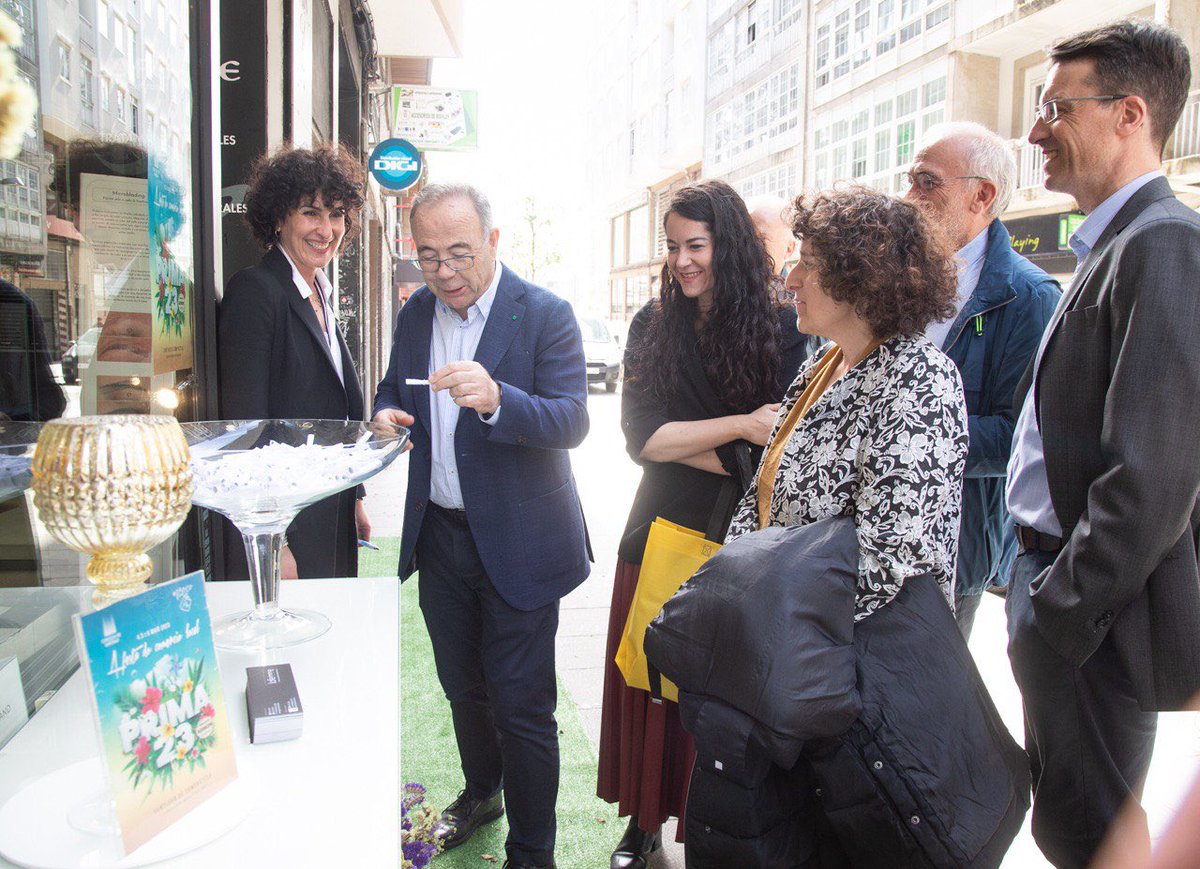 compostelaberta's tweet photo. 🥇@maria_rzs, @MLoisgonzalez e @xanduro participaron na homenaxe aos comercios históricos que levan máis de 50 anos facendo cidade.
Tamén participaron nun percorrido polos establecementos do Ensanche con motivo do #Prima23. Algunha compra tamén caeu 😉 https://t.co/ZR2miLpJYM