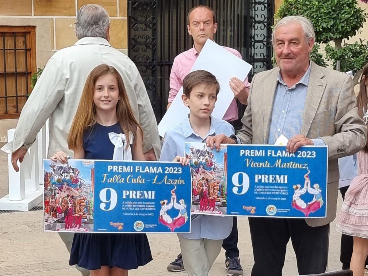 FallaCubaLto's tweet photo. Ayer por la tarde, nuestros representantes Carla y Marcos, acompañados por Jose, acudieron a la I Edición de los Premios Flama🔥, donde recogieron el 9° Premio Flama 2023🎖️

Estos premios nacieron de las manos de @fallablasgamez y la colaboración de @CendraDigital https://t.co/Km18t0AA7V