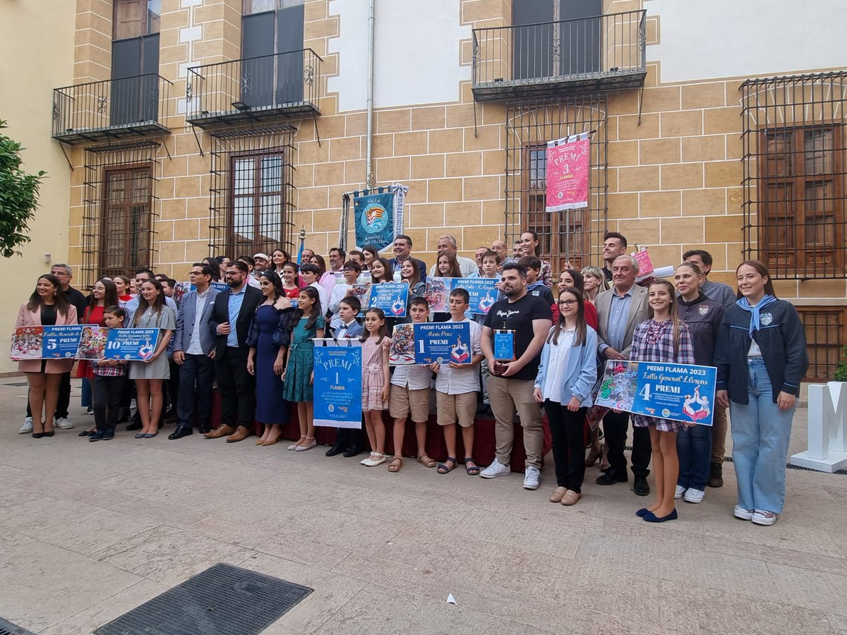 Falla Cuba Literato (@fallacubalto) on Twitter photo Ayer por la tarde, nuestros representantes Carla y Marcos, acompañados por Jose, acudieron a la I Edición de los Premios Flama🔥, donde recogieron el 9° Premio Flama 2023🎖️
Estos premios nacieron de las manos de <a href="/fallablasgamez/">Falla Blas Gámez - Ángel Villena</a> y la colaboración de <a href="/CendraDigital/">Cendra Digital</a> Ayer por la tarde, nuestros representantes Carla y Marcos, acompañados por Jose, acudieron a la I Edición de los Premios Flama🔥, donde recogieron el 9° Premio Flama 2023🎖️
Estos premios nacieron de las manos de <a href="/fallablasgamez/">Falla Blas Gámez - Ángel Villena</a> y la colaboración de <a href="/CendraDigital/">Cendra Digital</a>