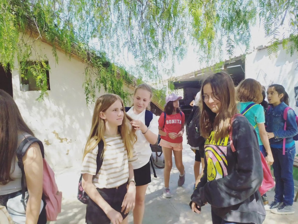 INTERCANVI
_Canviar mútuament - Donar - Rebre - Acceptar - Conèixer - Obrir la mirada - Fer-se costat_