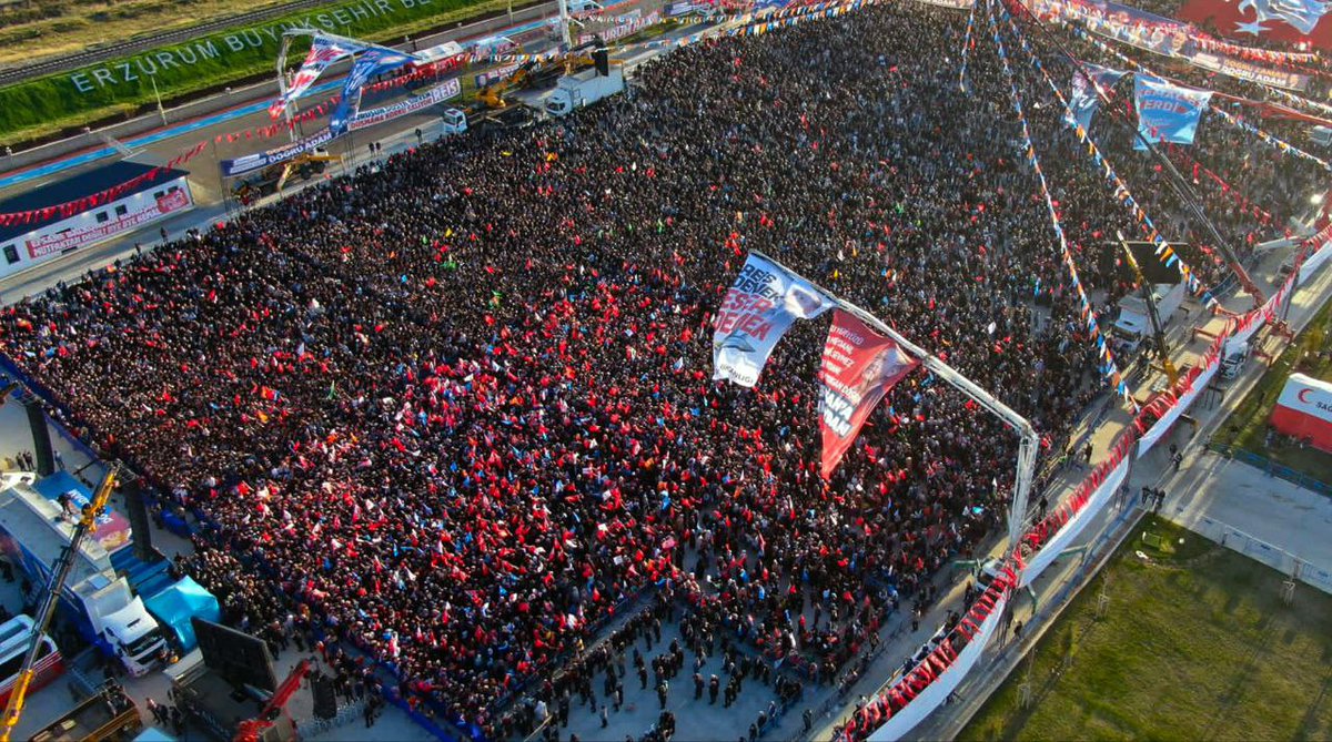 Bugün Van'dan Erzurum'a geçtik. 
Yiğit ve mert Erzurumlu kardaşlarımız ile buluştuk. Meydan hıncahınç, coşku zirvedeydi. 

Erzurumlular kararını vermiş. 14 Mayıs günü 7+7+2 kaybedecek. 

İyilik kazanacak. 
Samimiyet kazanacak. 
Dürüstlük kazanacak.