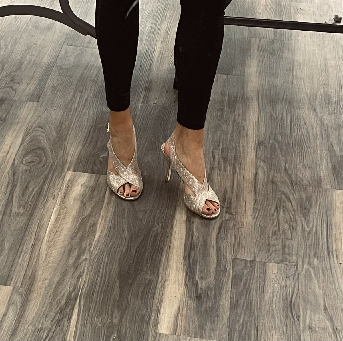 Ich bin heute Abend zum Prom eingeladen! Hoffen wir, ich breche mir nicht die Füße 😂 weiß nicht, wann ich das letzte Mal hohe Schuhe anhatte!#studierenweltweit #erlebees