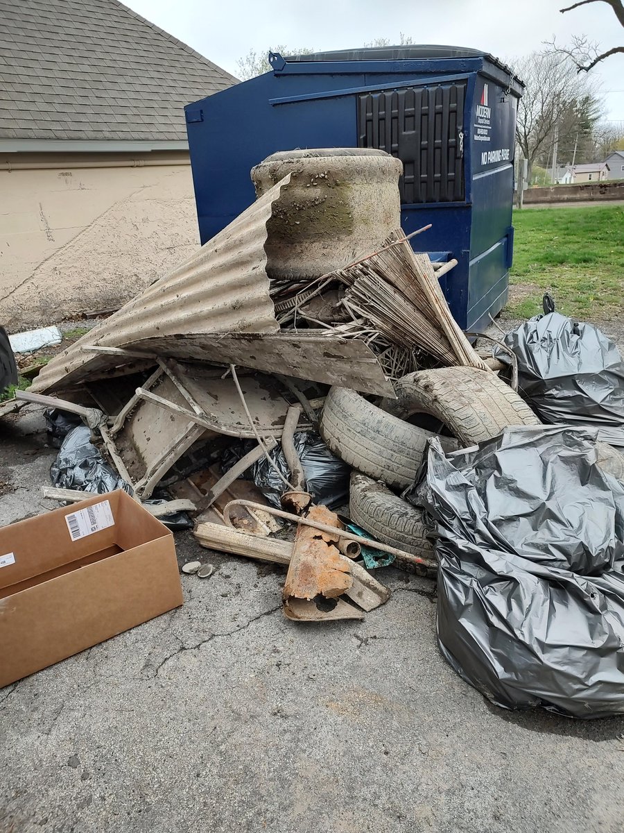 The last round of #CanalCleanSweep awards goes to the groups who collected the biggest haul! 

The Rotary Club of Rochester-Southwest, the Roberts Wesleyan College Dept of Social Work, and the Middleport Beautification Committee made sure not one piece of trash was left behind 💪