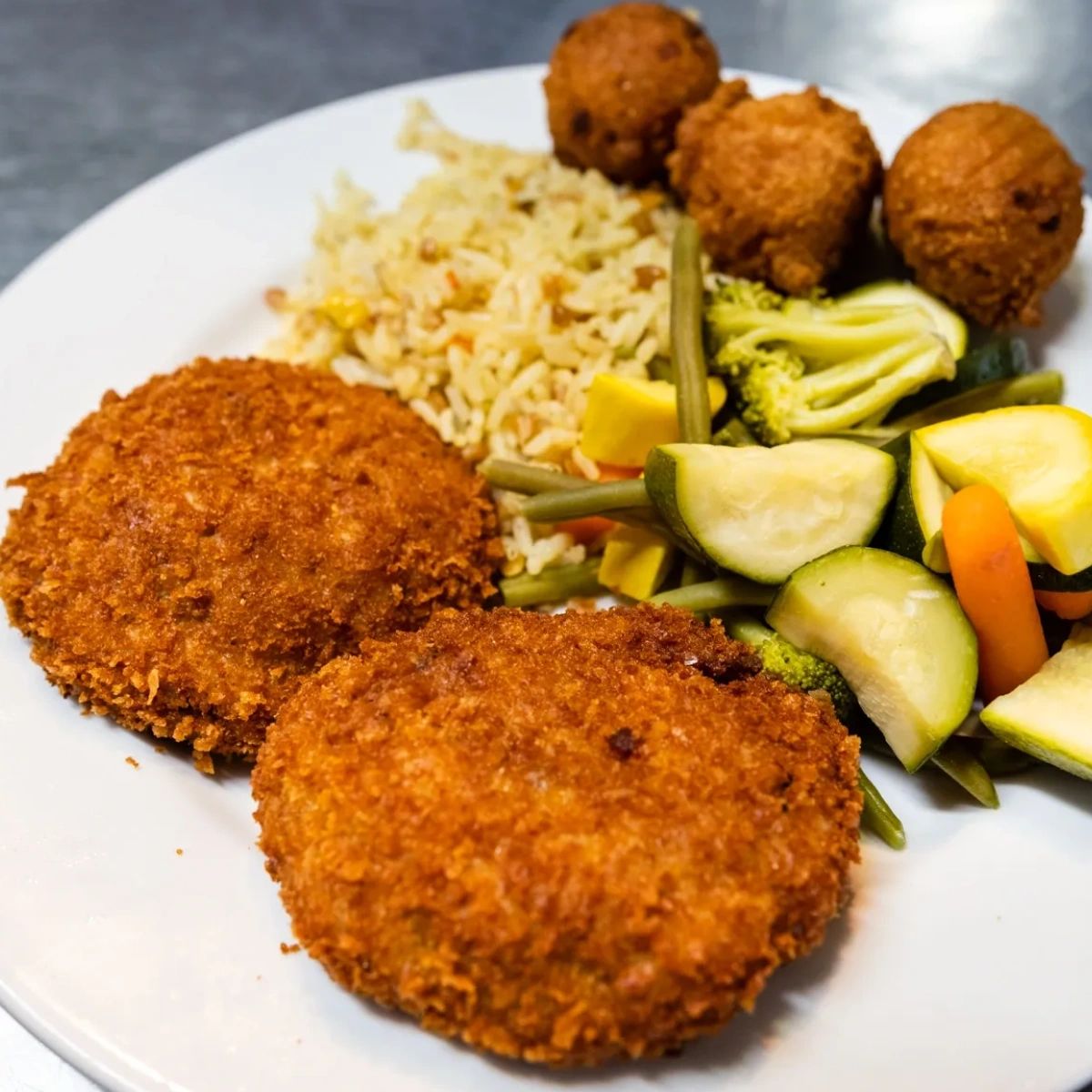 BiminiNoBadDays's tweet photo. Now that it’s #Friday, why not treat yourself to the best #CrabCakes and #ColdBeer in town? We love helping you start your weekend with a burst of flavor. #Biminis #BiminisOysterBar #seafood #OysterBar #SeafoodMarket #MyrtleBeach https://t.co/u26xdj6ZqW
