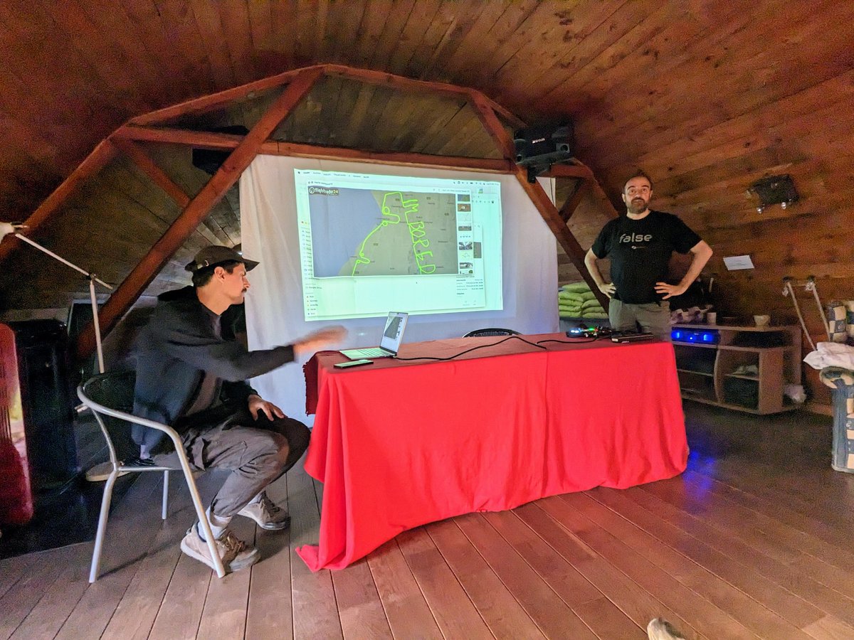 daniel_julia's tweet photo. Comenca l'@esc_cat amb una xerrada de @m_msanta! Seguint la Internet física. https://t.co/7rqDtKqY2c