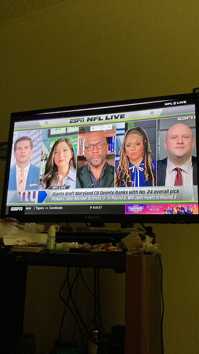 DeQuonDeWonK's tweet photo. Watching my favorite tv ๐บ show right now #NFLLive #ESPNNFLLive @ESPNNFL @espn with guest host @FieldYates with @minakimes ๐๐๐ @ByKimberleyA ๐๐๐and guys @LRiddickESPN @nfldraftscout @billbarnwell #NFLDraft2023 #NFL https://t.co/2llvPuHlLp