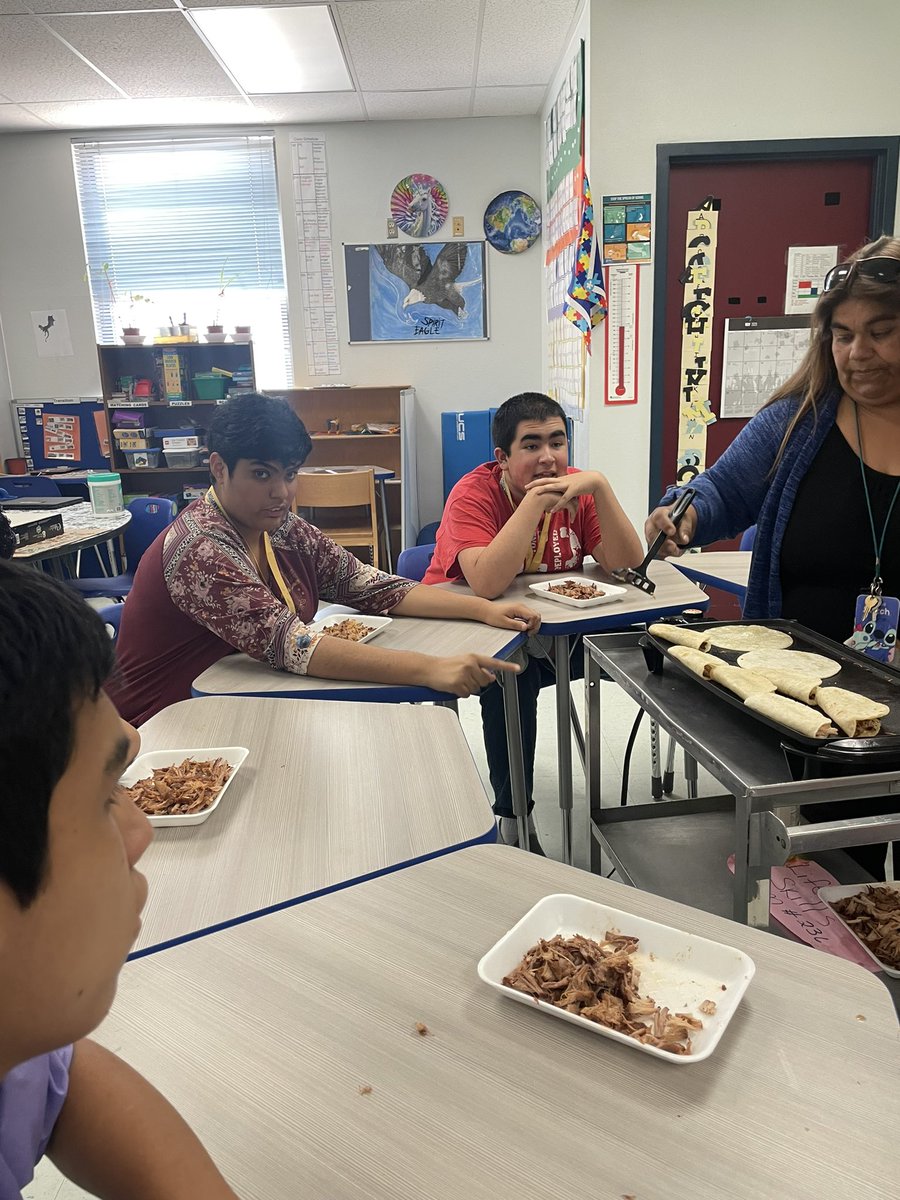 Osiris25829541's tweet photo. Life skills students cooking “pulled pork tacos” mmmm😊SEISD Community of Champs!!! https://t.co/F5v7NvEhOF