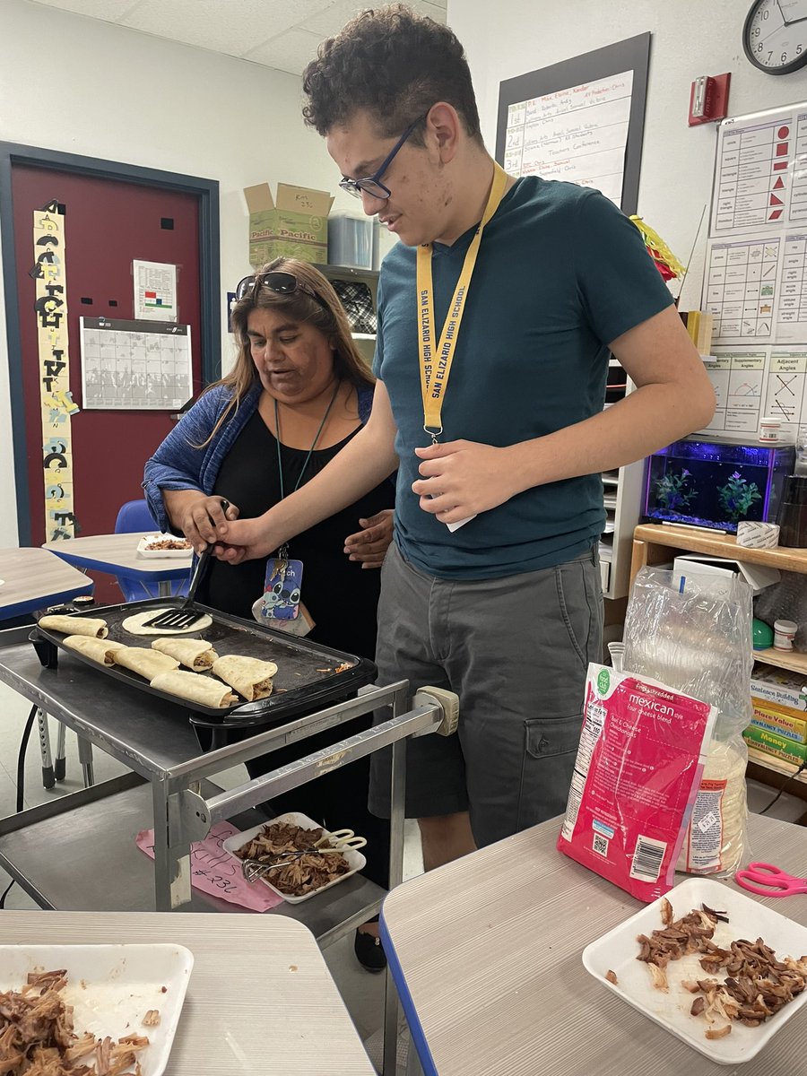 Osiris25829541's tweet photo. Life skills students cooking “pulled pork tacos” mmmm😊SEISD Community of Champs!!! https://t.co/F5v7NvEhOF