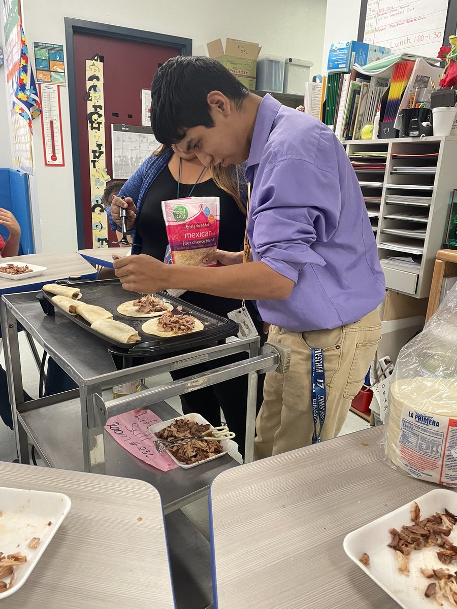 Osiris25829541's tweet photo. Life skills students cooking “pulled pork tacos” mmmm😊SEISD Community of Champs!!! https://t.co/F5v7NvEhOF