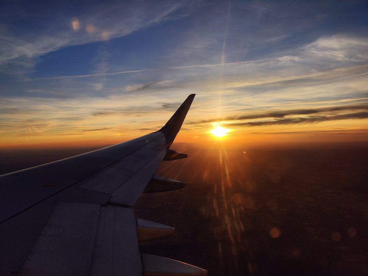 DeSmetEllen's tweet photo. Gorgeous sunset flying into Madrid 😍 https://t.co/6bze4hsxJp