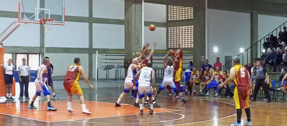 #ENTERATE 🏀 Con marcador de 8️⃣6️⃣-8️⃣2️⃣ a favor de la selección Azul Pizarra comenzó la acción en la disciplina de basket, con el choque entre la <a href="/AmbFanb/">AMB_FANB</a> y la <a href="/GnbGaranteDePaz/">Guardia Nacional Bolivariana</a>. En el segundo cotejo los Hijos de Neptuno de la <a href="/ArmadaFANBVzla/">Armada_ve</a> 

#12AñosGMVV