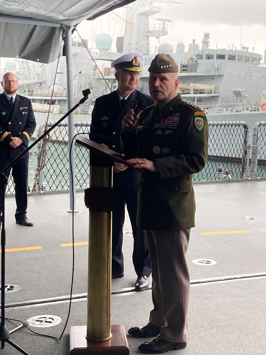 MfaFinland's tweet photo. Great honour to meet #SACEUR General Cavoli on board #FGSMECKLENBURG-VORPOMMERN in Reykjavik. https://t.co/FkXVd5Q1q9