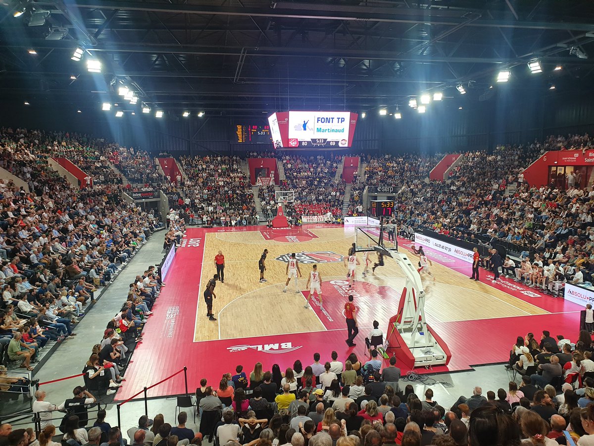 jupra42's tweet photo. Belle victoire du St Chamond Basket @SCBVG face à Orléans @OLB45 pour la dernière du coach Alain Thinet à la maison! #SCBVG #TeamSCBVG 🔴⚪ https://t.co/1HiA4Mu6Za