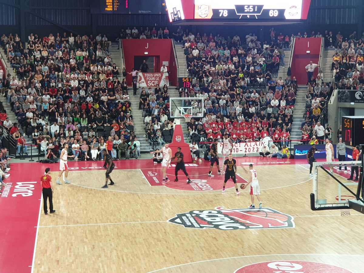 jupra42's tweet photo. Belle victoire du St Chamond Basket @SCBVG face à Orléans @OLB45 pour la dernière du coach Alain Thinet à la maison! #SCBVG #TeamSCBVG 🔴⚪ https://t.co/1HiA4Mu6Za
