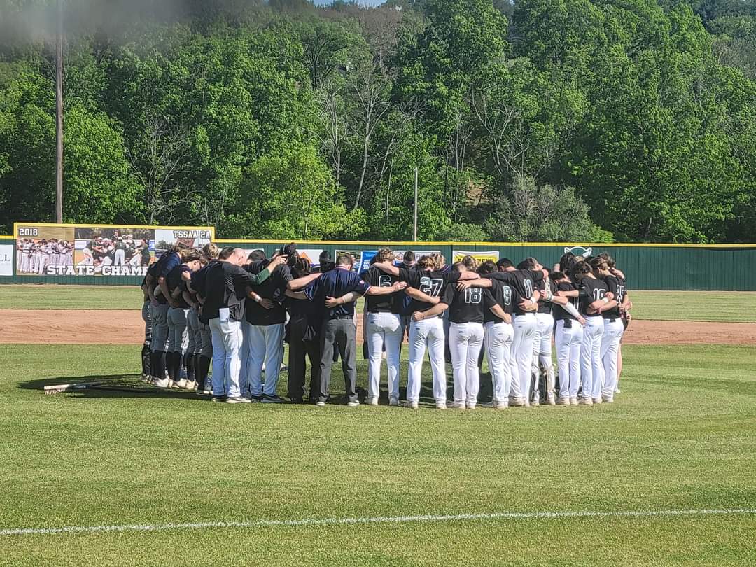 david_painter28's tweet photo. Bigger than baseball. Praying for the entire Collins family🙏💚 https://t.co/jcy3FCcjkd