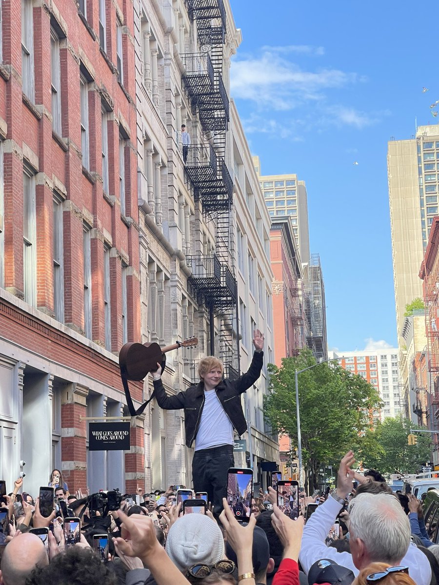NFTnxo's tweet photo. bruh i was walking thru nyc and randomly found ed sheeran performing on top of a car wtf? lmao https://t.co/62BlSOMrZo