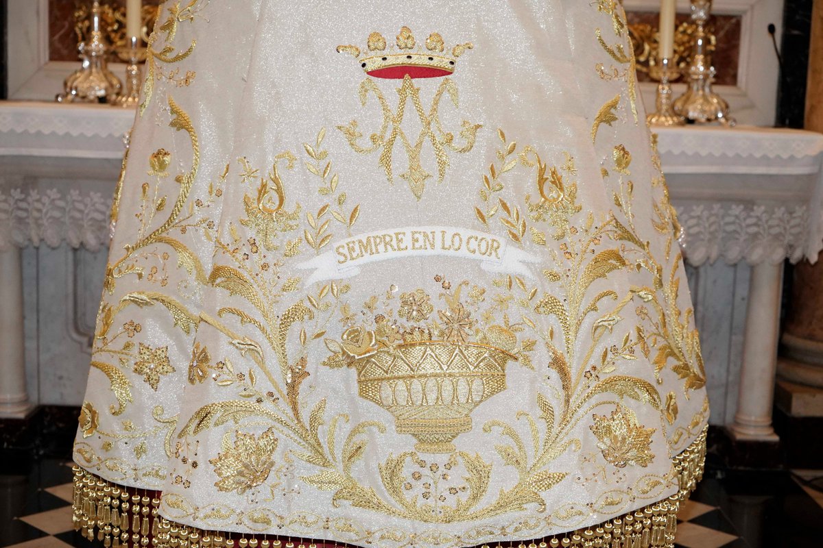 basilicadesampa's tweet photo. 🪡 El manto histórico de la campaña UN POCO DE MUCHOS, bordado por miles de devotos de la Virgen de los Desamparados, ya está junto a la Mare de Déu, millones de puntaetas hacen presente el amor y devoción a Nuestra Madre en el Centenario de la Coronación.

Sempre en lo Cor ❤️ https://t.co/WXD6vSHKFL